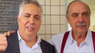 Dois homens maduros em ambiente de cozinha