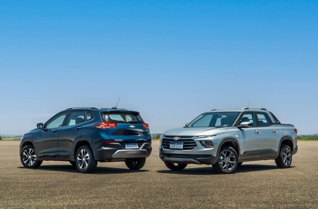 SUV e picape Chevrolet cinzas em asfalto