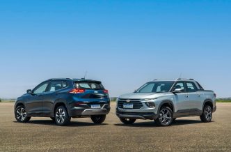 SUV e picape Chevrolet cinzas em asfalto