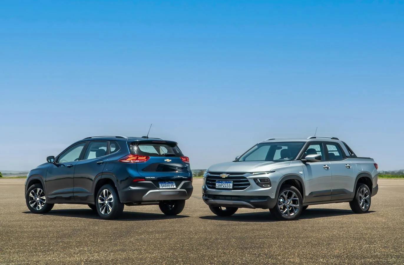 SUV e picape Chevrolet cinzas em asfalto