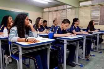 Estudantes interagindo em sala de aula