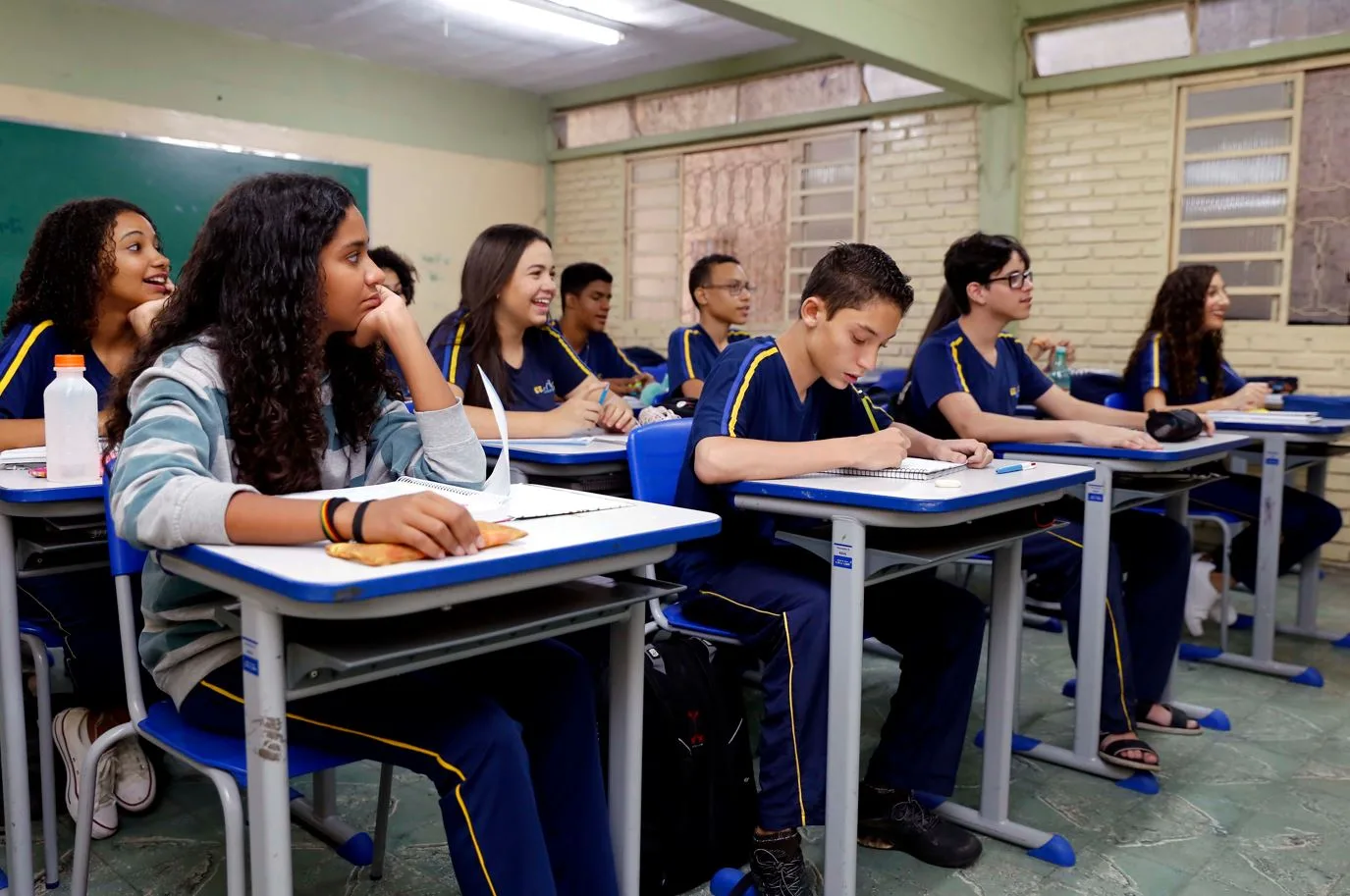 Estudantes interagindo em sala de aula