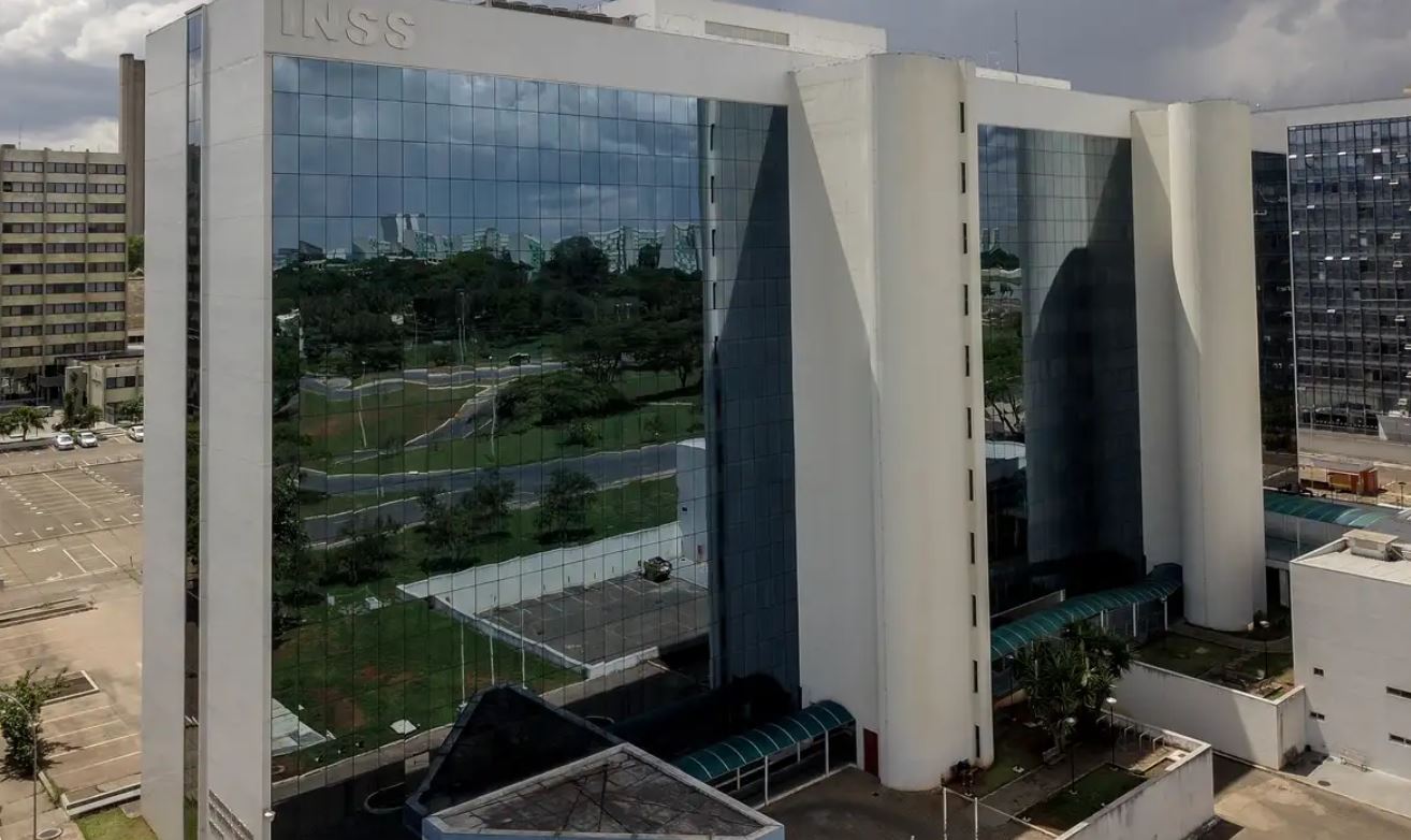 Fachada do edifício-sede do INSS em Brasília, onde são conduzidas decisões sobre ressarcimentos a aposentados e investigações de descontos irregulares.