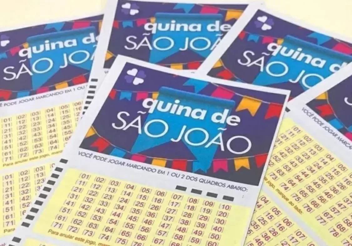Cartelas da Quina de São João com design colorido e temática junina, representando o tradicional concurso especial das Loterias Caixa, realizado anualmente com prêmios milionários.