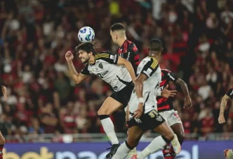 Zagueiro do Atlético Mineiro salta para disputar bola aérea com jogador do Flamengo durante partida intensa no Maracanã, válida pela Série A