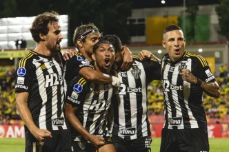 Jogadores do Atlético Mineiro comemoram gol decisivo contra o Bucaramanga pela Copa Sul-Americana, vestindo o uniforme alvinegro tradicional, em partida disputada na Colômbia.
