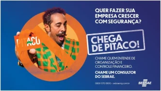 Homem vestido com terno xadrez verde e laranja segura um cartão laranja com a palavra "PITACO", enquanto faz expressão exagerada de surpresa. Sobre a imagem, um círculo laranja corta o cartão com um "X", acompanhado da frase "CHEGA DE PITACO!". Ao lado, em fundo azul, o texto publicitário do Sebrae convida empreendedores a buscarem apoio profissional em organização e controle financeiro.