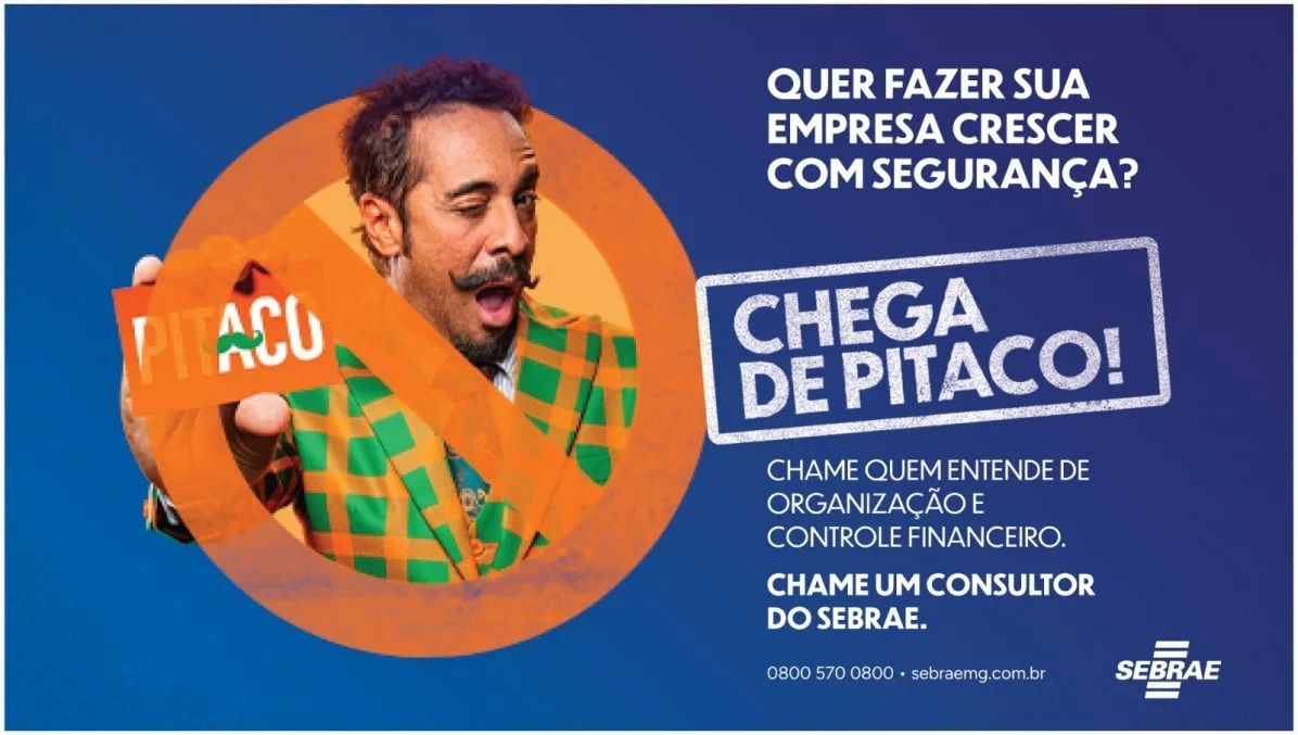 Homem vestido com terno xadrez verde e laranja segura um cartão laranja com a palavra "PITACO", enquanto faz expressão exagerada de surpresa. Sobre a imagem, um círculo laranja corta o cartão com um "X", acompanhado da frase "CHEGA DE PITACO!". Ao lado, em fundo azul, o texto publicitário do Sebrae convida empreendedores a buscarem apoio profissional em organização e controle financeiro.