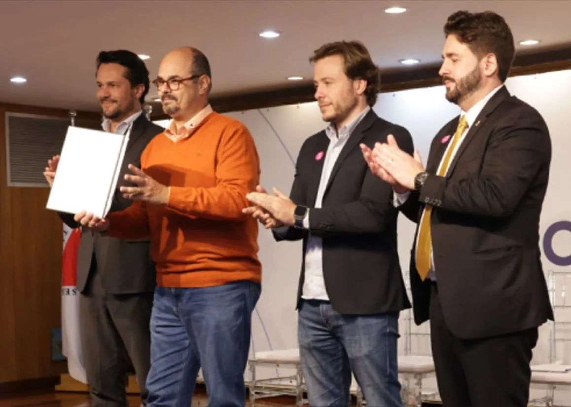 Vice-governador de Minas Gerais, Mateus Simões, ao lado de autoridades da Copasa, segura documento durante cerimônia de lançamento do edital de R$ 1 bilhão para modernização da ETE Onça, em Belo Horizonte.