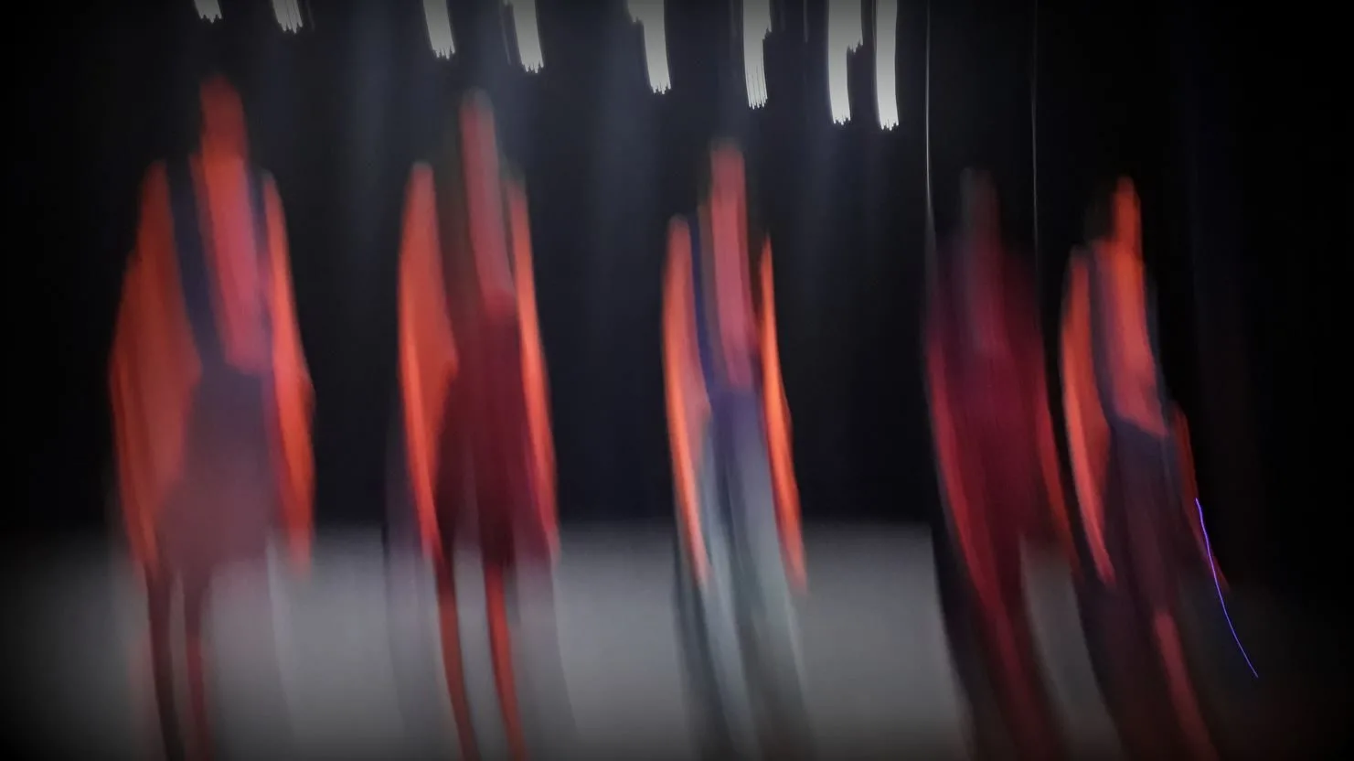 Formandos do curso de Dança do Arena da Cultura em cena durante o ensaio final do espetáculo "Vazante", no palco do Teatro Marília, sob iluminação dramática e movimentos expressivos.