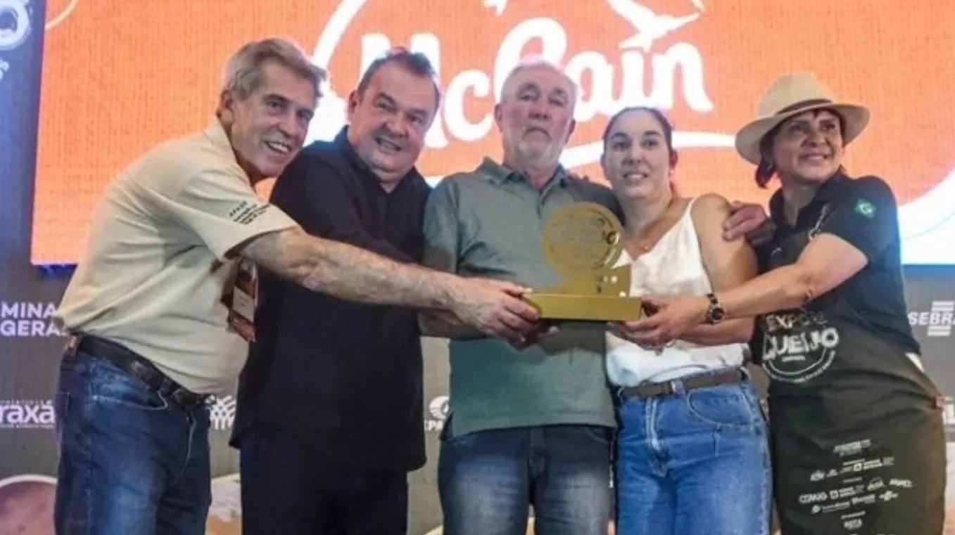 Produtores e organizadores celebram entrega de troféu durante a Expoqueijo 2025, em Araxá (MG), destacando os vencedores do concurso internacional de queijos artesanais.