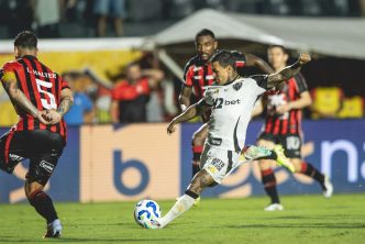 Jogador Dudu, do Atlético-MG, tenta finalização sob forte marcação de atletas do Vitória durante partida válida pela Série A do Brasileirão 2025, no estádio Barradão, em Salvador.