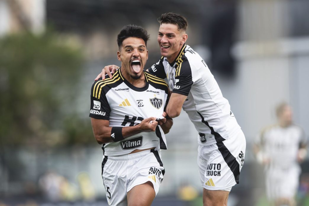 Gabriel Menino comemora gol pelo Atlético-MG ao lado de companheiro durante empate contra o Vasco em São Januário pelo Brasileirão 2025.