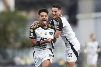 Gabriel Menino comemora gol pelo Atlético-MG ao lado de companheiro durante empate contra o Vasco em São Januário pelo Brasileirão 2025.