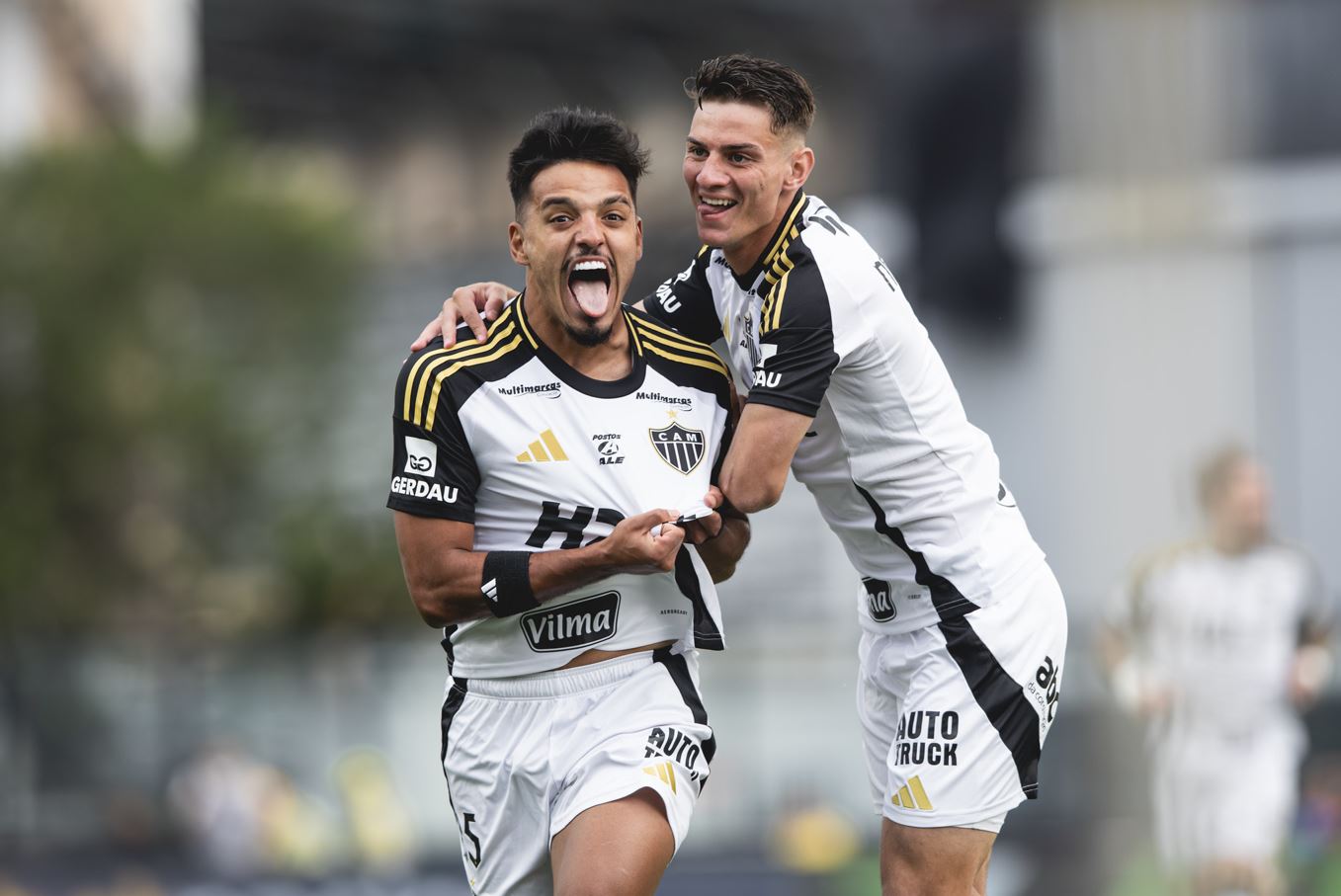 Gabriel Menino comemora gol pelo Atlético-MG ao lado de companheiro durante empate contra o Vasco em São Januário pelo Brasileirão 2025.