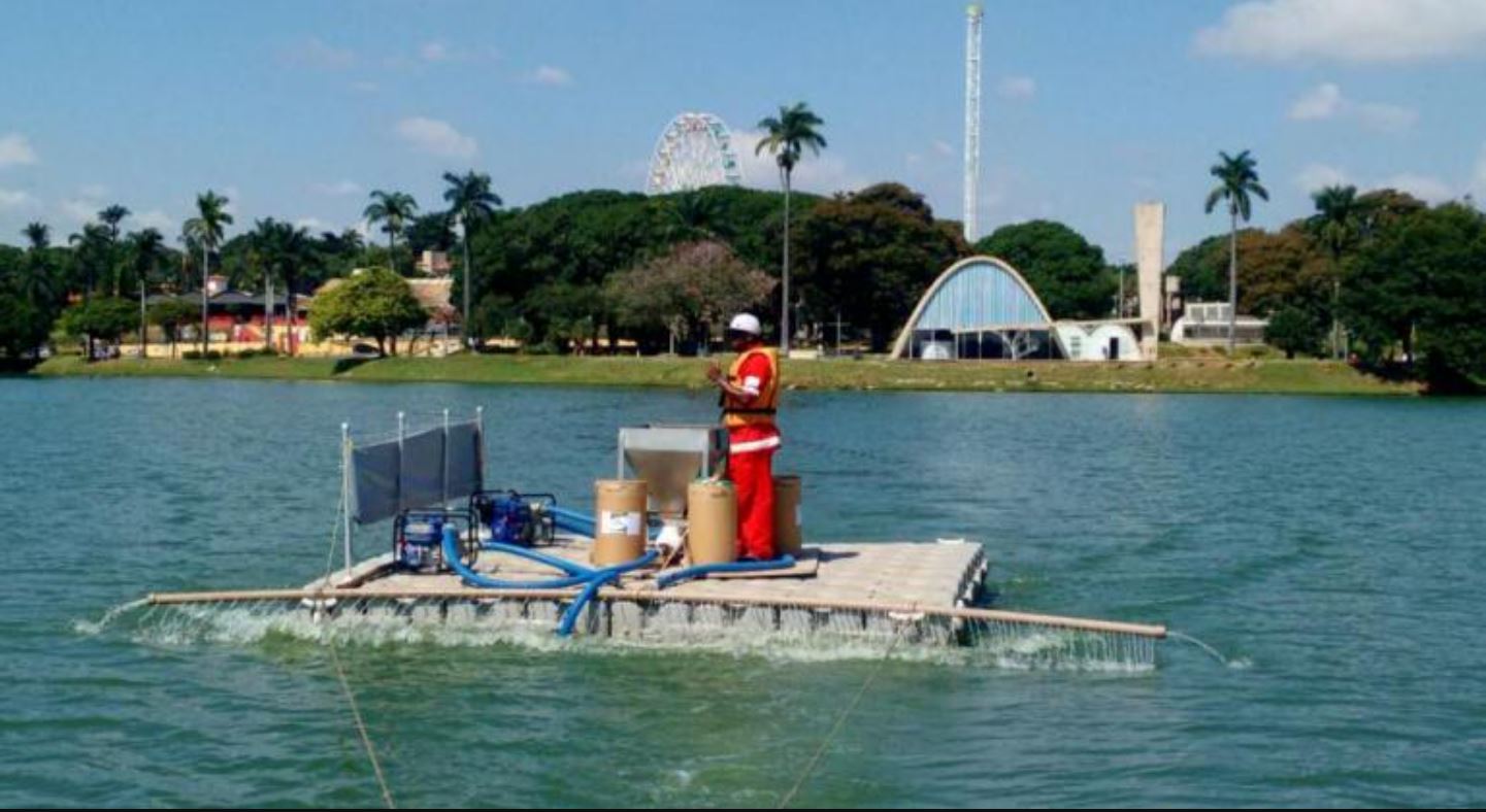 Barco com servidor navegando na Lagoa da Pampulha.