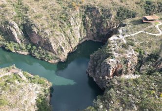 Imagem de montanhas rochosas no Lago de Furnas em Minas Gerais.