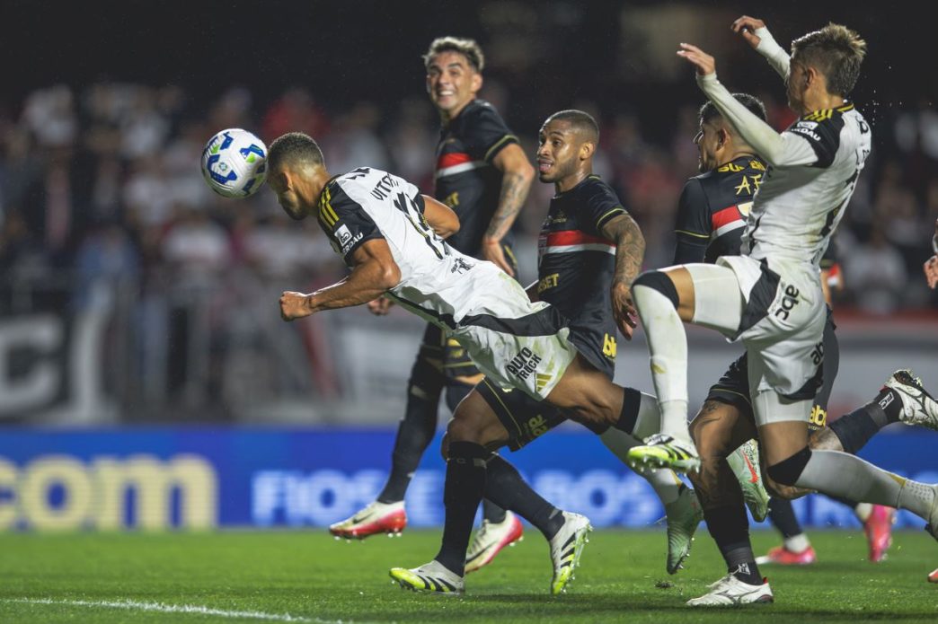 Zagueiro Vitor Hugo, do Atlético Mineiro, cabeceia bola em meio à marcação do São Paulo durante partida no estádio Morumbis.
