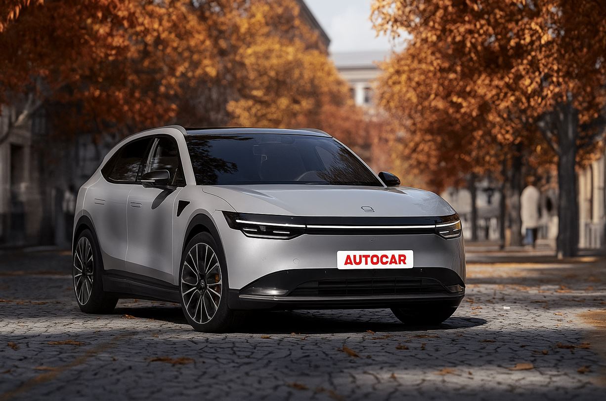 SUV elétrico Zeekr 7X em destaque em rua arborizada no outono, com design moderno, pintura prata metálica e rodas esportivas.