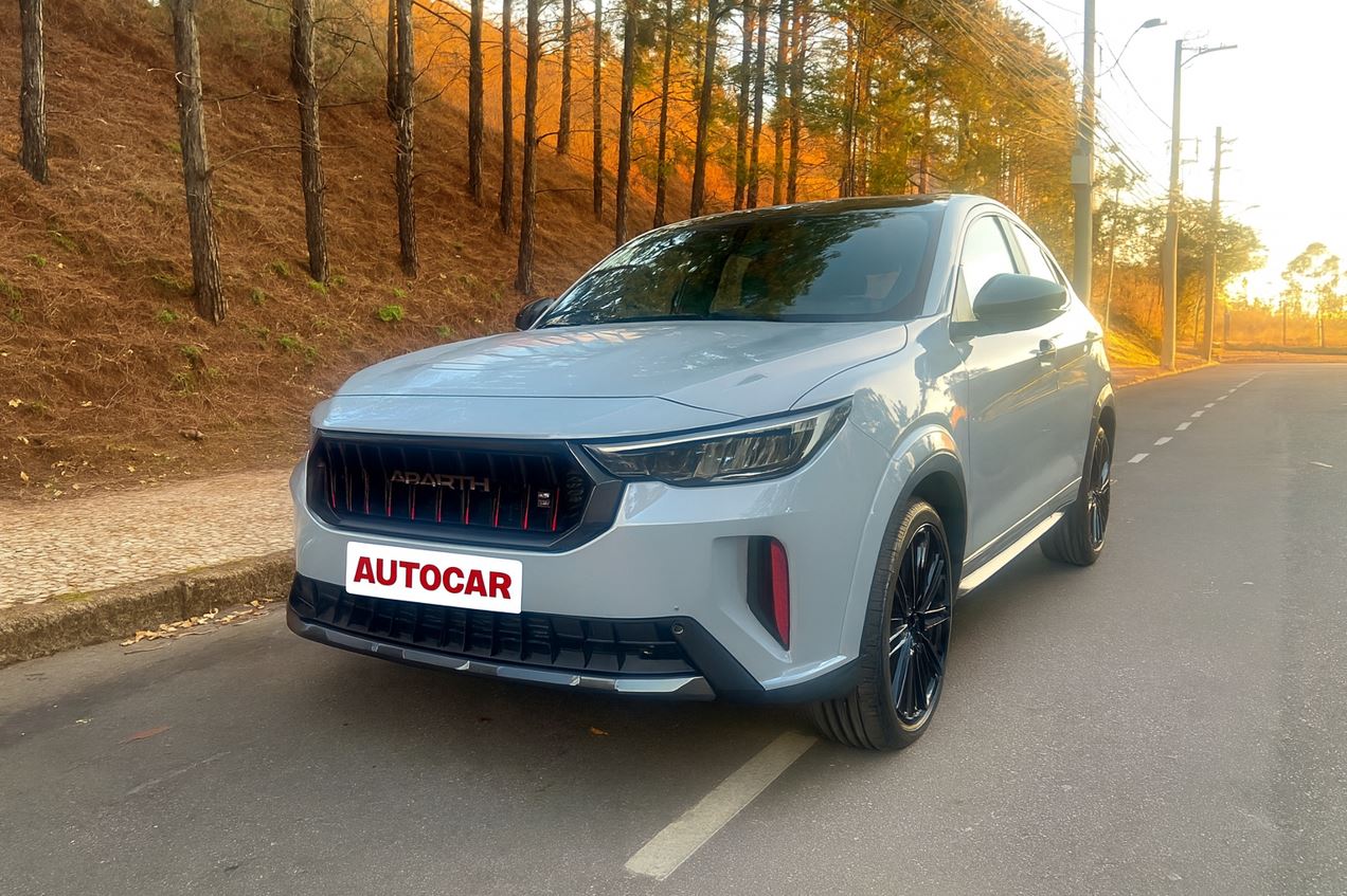 Fastback Abarth 2025 estacionado em via urbana de Belo Horizonte ao entardecer, destacando seu design esportivo e grade frontal agressiva.