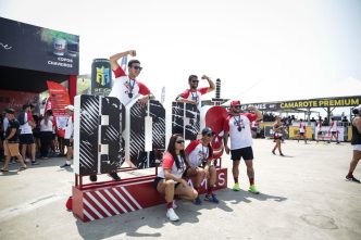 Atletas celebram no Bop Games com medalhas e muita energia na área externa do Mineirão, durante o festival multiesportivo.