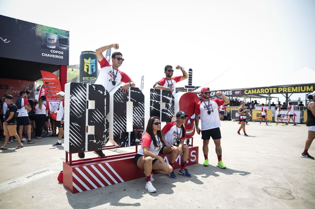 Atletas celebram no Bop Games com medalhas e muita energia na área externa do Mineirão, durante o festival multiesportivo.