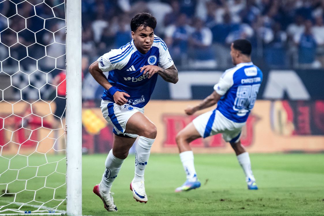 Atacante Kaio Jorge, do Cruzeiro, corre para comemorar gol marcado contra o Atlético Mineiro durante partida no Mineirão pela Copa do Brasil 2025.