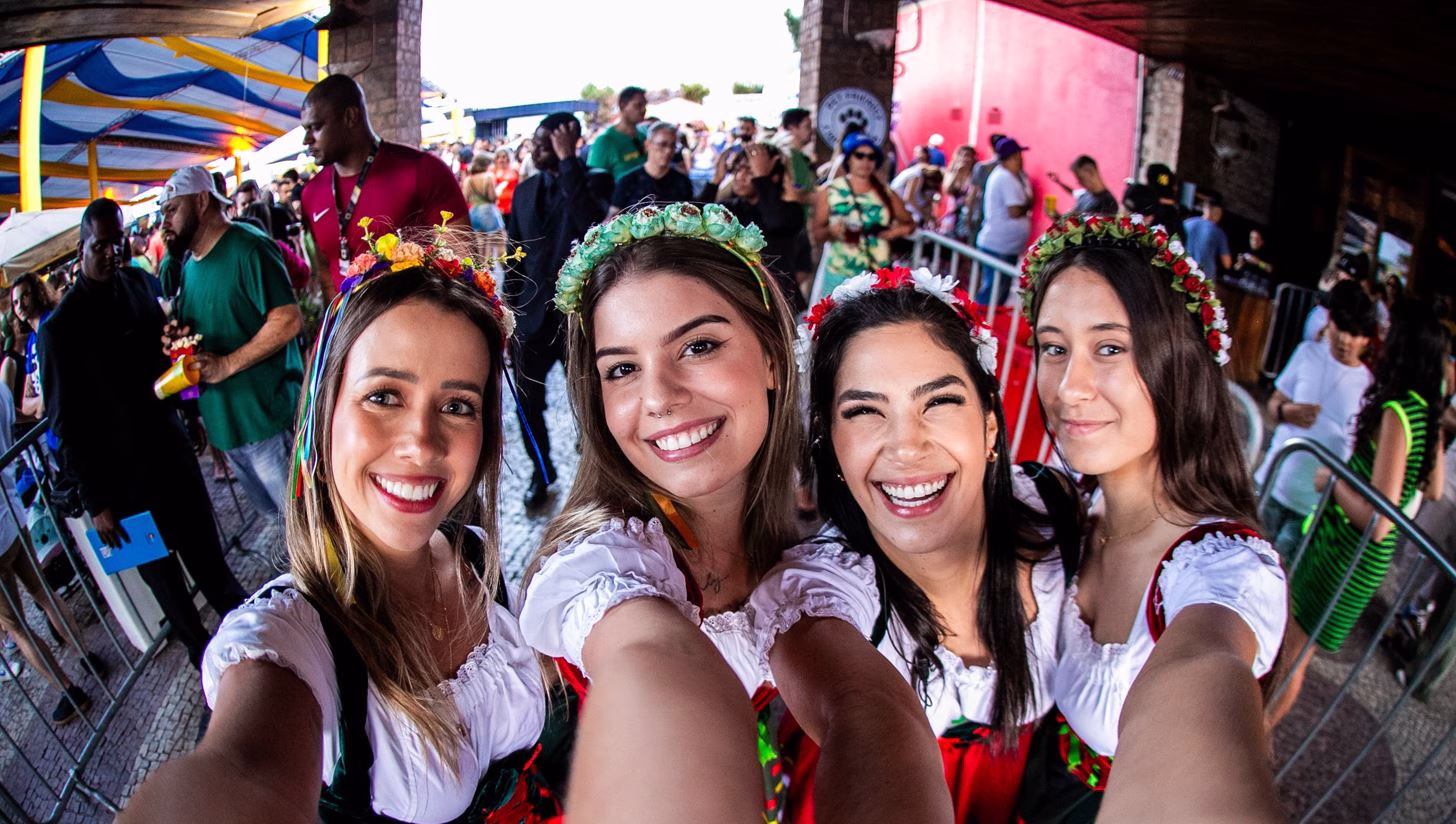 Visitantes em trajes típicos alemães celebram a Oktoberfest Beagá com alegria e muita animação no Parque das Mangabeiras.
