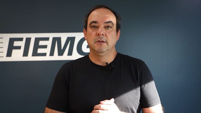 Presidente da FIEMG, Flávio Roscoe, durante declaração sobre a nova Lei de Licenciamento Ambiental, em frente ao logotipo da entidade.