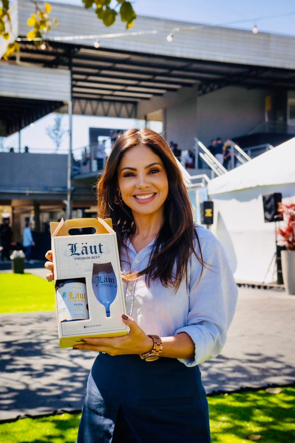 Representante da Cervejaria Läut exibe kit promocional durante ação que marca a parceria com a etapa final da Stock Car em Brasília.