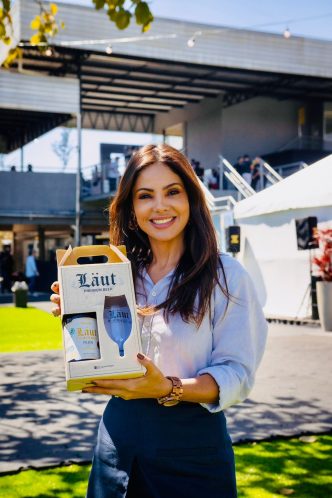 Representante da Cervejaria Läut exibe kit promocional durante ação que marca a parceria com a etapa final da Stock Car em Brasília.