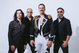 Integrantes da banda Lurex posam para foto promocional; vocalista ao centro veste figurino inspirado em Freddie Mercury.